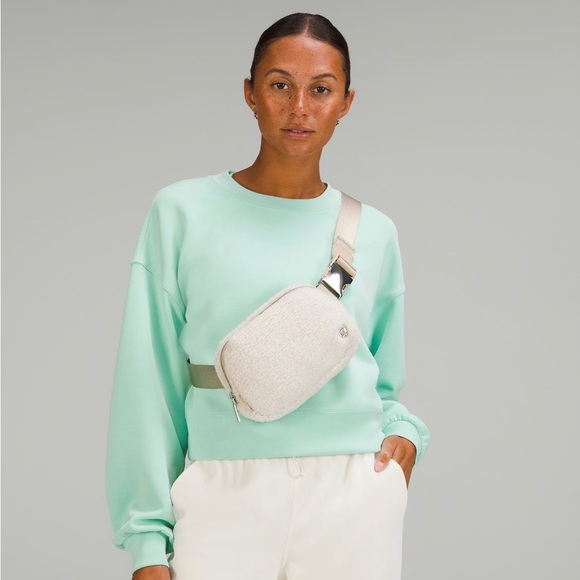Lululemon • Everywhere Belt Bag Fleece - Picture 2 of 14